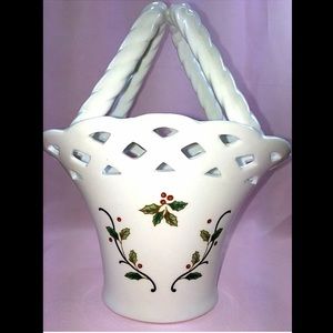 ⭐️Mikasa Porcelain Holiday Lace Basket Handle Mint Holly Berries NWT